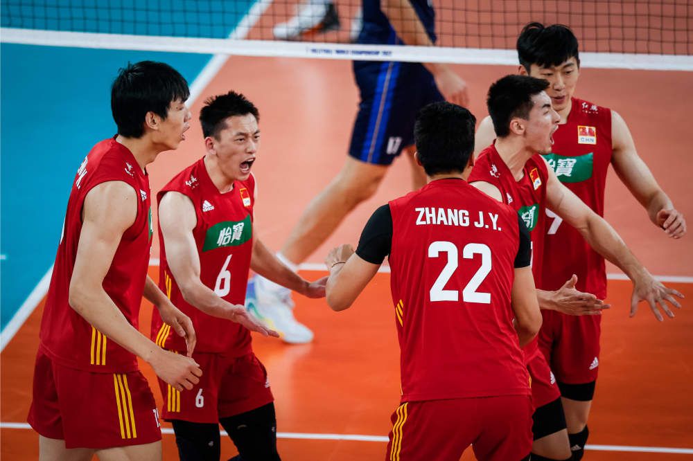 中国香港队首发：19-谢家荣（GK）、5-艾里奥（C）、6-胡晋铭、8-陈俊乐、9-安永佳、11-艾华顿、13-李毅凯、16-陈肇钧、17-陈晋一、21-茹子楠、26-祖连奴官方：26岁范德贝克从曼联租借加盟法兰克福官方消息，范德贝克以租借的形式将在一月份从曼联加盟法兰克福，租借期为半年。